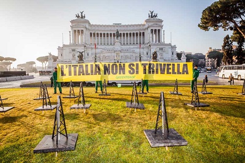 Greenpeace davanti all'altare dalla patria a Roma
