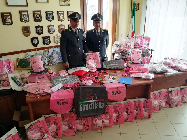 Alghero, Giro d'Italia: sequestrati oltre 35mila gadget venduti senza autorizzazioni
