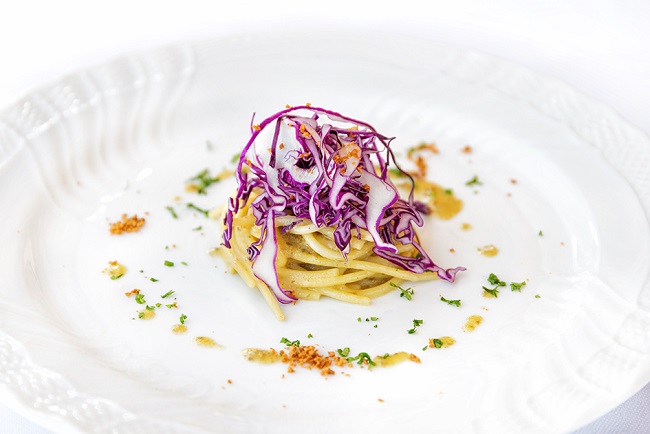 Spaghetti bio al cavolo cappuccio viola: la ricetta di chef Marzoli