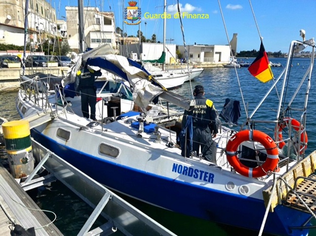 Brindisi, sequestrato veliero con 48 migranti: arrestati i 3 scafisti