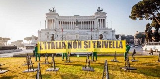 Greenpeace, 12 grandi artisti in difesa del mare Greenpeace davanti all'altare dalla patria a Roma