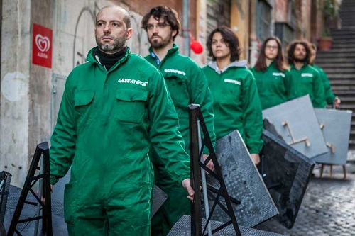 Greenpeace in azione a Roma