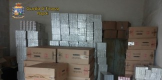 Napoli, sequestrate oltre 4 tonnellate di sigarette di contrabbando Napoli, sequestrate oltre 4 tonnellate di sigarette di contrabbando
