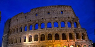 Via Crucis, Papa Francesco: “Mediterraneo e Mar Egeo insaziabile cimitero, immagine della nostra coscienza insensibile e narcotizzata” Via Crucis - Colosseo di notte