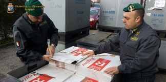 Napoli, sequestrate oltre 12 tonnellate di sigarette di contrabbando Napoli sequestro tabacchi lavorati esteri