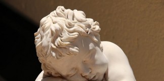 Apnee da sonno: cosa sono, chi colpiscono e come evitarle apnee da sonno - statua angioletto