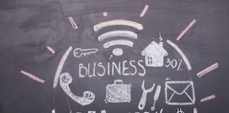 Colmare il divario tra università e industria: la fondazione Silvio Tronchetti Provera Smiling businessman with painted lightbulb on chalkboard