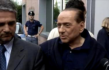 Berlusconi esce dal San Raffaele 