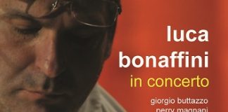 Luca Bonaffini torna dal vivo, con un piede nel passato e lo sguardo dritto e aperto nel futuro tra le stelle di Fellini e i dischi degli Inti Illimani