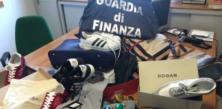Cosenza, maxi sequestro di capi di abbigliamento e accessori confraffatti Cosenza maxi sequestro capi abbigliamento