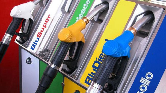 Benzina verde ancora in calo a 1,770 euro al litro