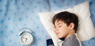 Torna l’ora solare: «L’occasione giusta per far dormire di più i bambini» Bambino