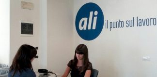 Dall’uso del telefono durante i colloqui al controllo della reputazione online: gli errori da evitare per chi cerca un lavoro