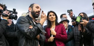 Roma, giovani artisti all’opera nella metro Cavour: al via il progetto “Art Stop Monti” Il sindaco di Roma, Virginia Raggi, all'inaugurazione di Art Stop Monti (foto Alberto Blasetti)