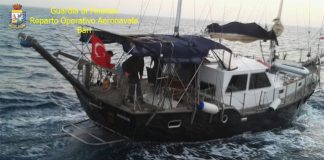 Soccorsi 73 migranti irregolari al largo del Salento: bloccata barca a vela Soccorsi 73 migranti irregolari al largo del Salento bloccata barca a vela