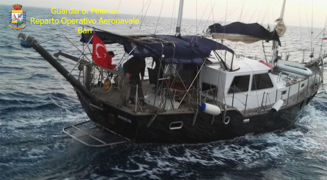 Soccorsi 73 migranti irregolari al largo del Salento bloccata barca a vela