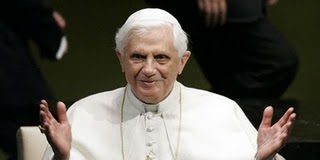 Papa Ratzinger: migliaia di persone in fila per l’omaggio