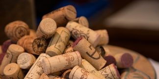 Venezia, maxi-frode fiscale nel settore vinicolo: tre arresti tappi bottiglia vino