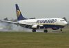 “Troppi voli dirottati a causa di passeggeri ubriachi”, Ryanair chiede di vietare l’alcol negli aeroporti al mattino