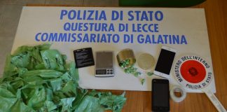 Era ai domiciliari e confezionava dosi di cocaina: arrestato dalla polizia
