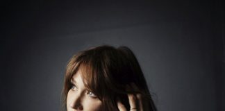 Carla Bruni, nuovo album in uscita il 9 ottobre: conterrà anche un duetto con la sorella Valeria Carla Bruni