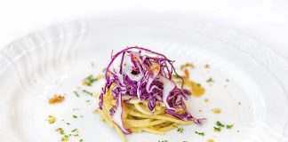 Spaghetti bio al cavolo cappuccio viola: la ricetta di chef Marzoli Spaghetti bio con il cavolo viola