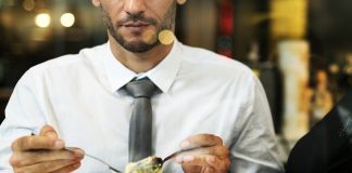 Gli uomini che mangiano soli sono a maggior rischio di obesità pranzo spaghetti