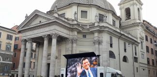 Roma, nella Chiesa degli Artisti l’ultimo saluto a Fabrizio Frizzi