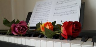 Milano, Chiesa di San Marco: prove di musica del terzo millennio pianoforte-rose