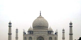 India, una tempesta danneggia i minareti del Taj Mahal