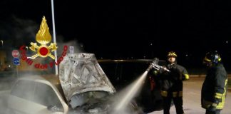 6 auto e un furgone distrutti da roghi tra Cagliari e provincia