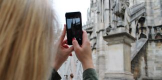 Senza i social per 7 giorni scatta la crisi d’astinenza telefono Duomo Milano