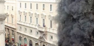 Roma: autobus in fiamme a via del Tritone, nube di fumo