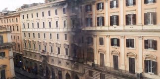 Bus in fiamme a Roma, sos dei sindacati: “Mezzi vecchi, un caso al mese”