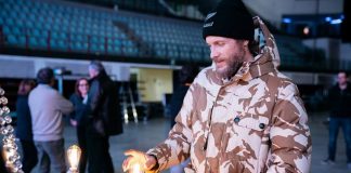 Jovanotti, i tredici lampadari del tour in un’asta benefica