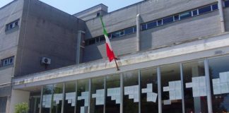 Lancia giù la bimba e poi si suicida: un minuto di silenzio nel liceo della moglie