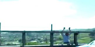 Uccide la figlia e poi si lascia andare nel vuoto morendo sul colpo