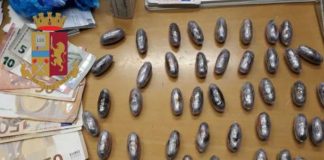 Addetta alle pulizie di un bar spacciava droga, arrestata