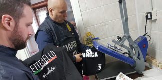 Festa Scudetto Juventus: sequestrati 80mila articoli falsi Festa Scudetto Juventus sequestrati 80mila articoli falsi