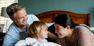 Bambini nel lettone: co-sleeping sempre più frequente in Italia bambini lettone mamma papà co-sleeping italia
