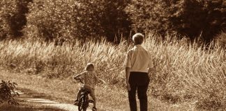 Il tramonto dei desideri. I silenzi della vecchiaia e il suono dell’infanzia bambino anziano