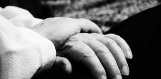 Giornata del Sollievo, Nursing Up: «Costruire futuro solido per l’assistenza domiciliare assumendo gli infermieri di famiglia previsti dalla legge» mano anziana