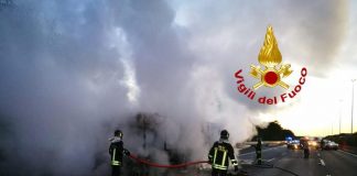 Ancora un bus in fiamme a Roma, nessun ferito
