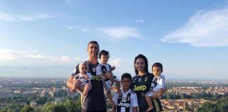 CR7 posta una foto della sua famiglia con la maglia della Juve