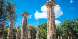 A Olimpia, in solitudine la riga di pietra di partenza olimpia