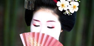 L’affascinante mondo della Geisha in mostra al Museo delle Civiltà di Roma Geisha ritratto nascosto dal ventaglio