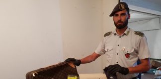 Roma, sequestrati oltre 27mila capi di abbigliamento Roma, sequestrati oltre 27mila capi di abbigliamento