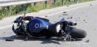In moto contro un albero caduto, uomo grave all’ospedale