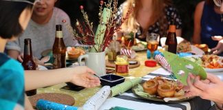 Uno dei segreti della felicità? Mangiare in compagnia pranzo amici