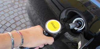 Carburanti, benzina ai minimi da 6 mesi